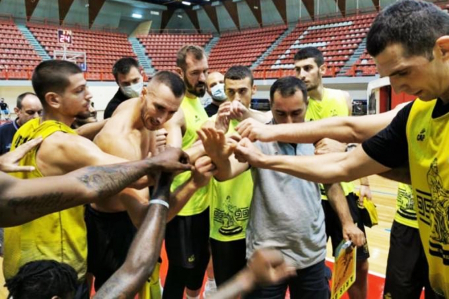 &Mu;&epsilon; &tau;&omicron; &mu;&upsilon;&alpha;&lambda;ό &sigma;&tau;&omicron; &Mu;&epsilon;&sigma;&omicron;&lambda;ό&gamma;&gamma;&iota;
